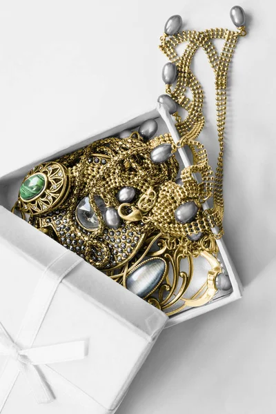 Bir kutu içinde mücevherler — Stok fotoğraf