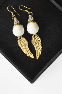 bir kutu içinde küpe