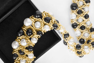 Bir kutu içinde kolye