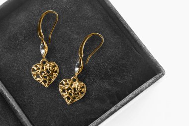 bir kutu içinde küpe