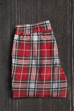 Ahşap arka plan üzerinde pantolon