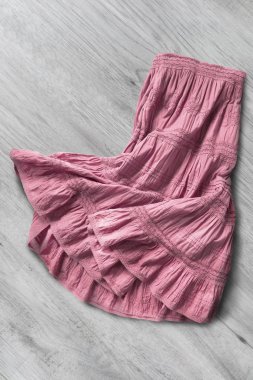 Ahşap arka plan üzerinde etek