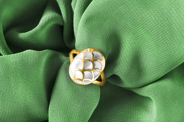 Ring on green silk — 스톡 사진