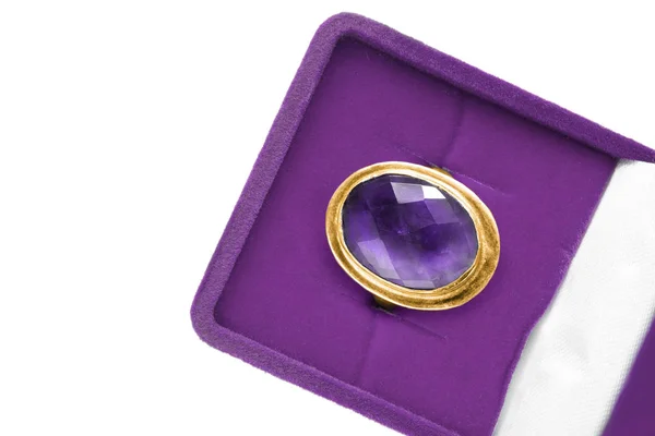 Ring in een vak geïsoleerd — Stockfoto