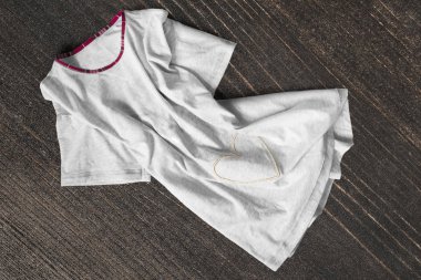 t-shirt üzerine ahşap arka plan