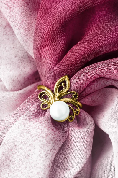 Vintage Elegante Anello Oro Perla Drappeggiato Sfondo Tessile Rosa — Foto Stock