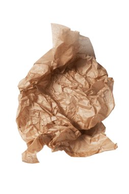 Beyaz arkaplanda buruşuk kahverengi el işi kağıtları