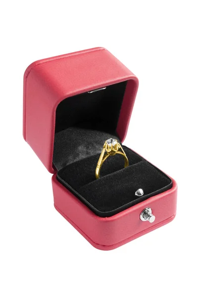 Złoty Diamentowy Pierścień Czerwonym Otwartym Pudełku Klejnotów Izolowane Nad Białym — Zdjęcie stockowe