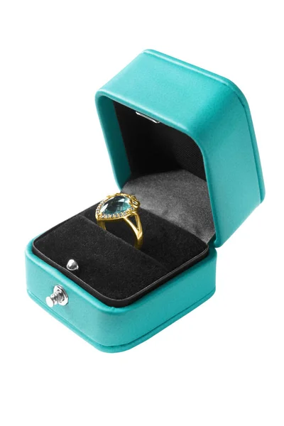 美しいトパーズゴールドリングホワイトの上に隔離された青い宝石箱 — ストック写真