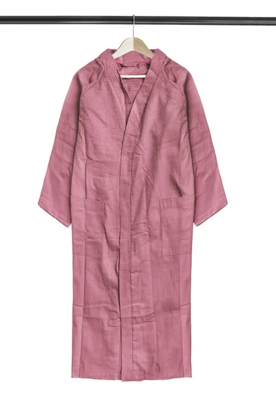 Rosa Överdimensionerad Bomull Kimono Hängande Trä Kläder Rack Isolerad Över — Stockfoto