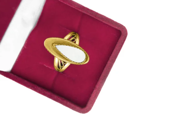 Vintage Elegante Gouden Ring Rood Juwelendoos Witte Achtergrond — Stockfoto
