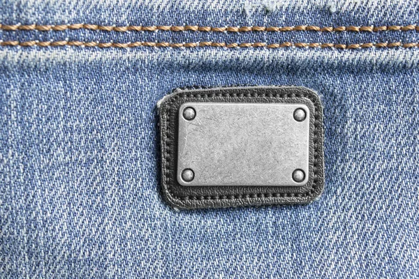 Prázdný Kovový Kožený Štítek Modrém Denim Pozadí Detailní — Stock fotografie