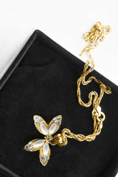 Piękny Złoty Naszyjnik Perłami Kryształami Wisiorek Pudełku Biżuterią Zbliżenie — Zdjęcie stockowe