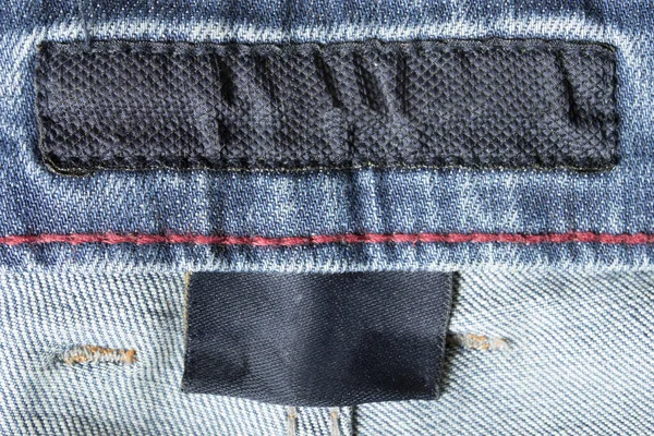 Blanco Textiel Kleding Patch Labels Blauwe Denim Achtergrond Closeup — Stockfoto