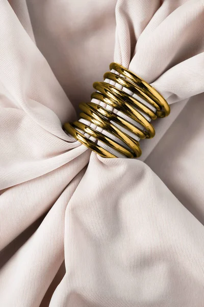 Gouden Decoratieve Ring Beige Gedrapeerde Zijde Closeup Rechtenvrije Stockfoto's