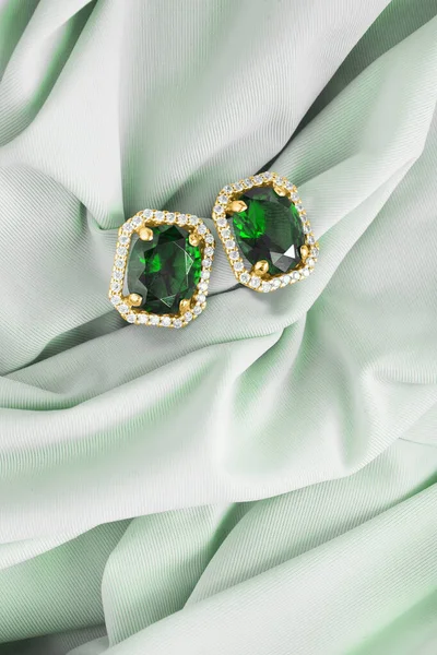 Brincos Ouro Esmeralda Bonita Com Diamantes Seda Verde Drapeado — Fotografia de Stock