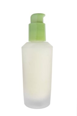 Beyaz üzerine izole edilmiş boş yeşil cam kozmetik şişe