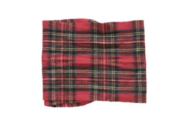 Beyaz arkaplanda katlanmış kırmızı yün tartan eşarp