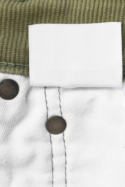 Etiqueta Ropa Blanco Sobre Fondo Textil Verde Caqui — Foto de Stock