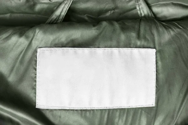 Fehér Üres Textil Tapasz Sötétzöld Szintetikus Háttér Közelkép — Stock Fotó