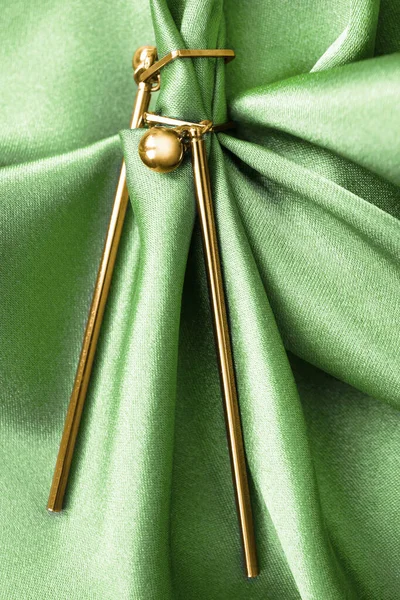 金耳环配上绿色窗帘缎子的特写 — 图库照片