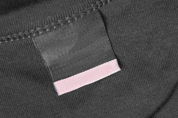 Prázdné Textilní Oblečení Štítek Černém Textilním Pozadí — Stock fotografie
