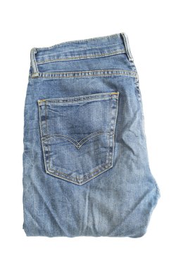 Beyaz arka planda katlanmış mavi kot pantolon