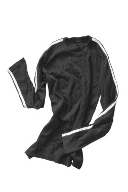 Beyaz arka planda siyah buruşuk spor gömlek