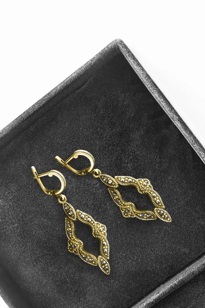 Siyah Mücevher Kutusuna Oyulmuş Güzel Altın Küpeler — Stok fotoğraf