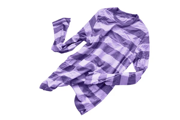 白の上に隔離されたしわのあるストライプの紫のシャツ — ストック写真
