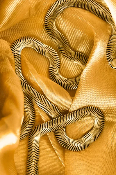 Zlatý Řetízek Náhrdelník Zlatém Saténu Detailní — Stock fotografie