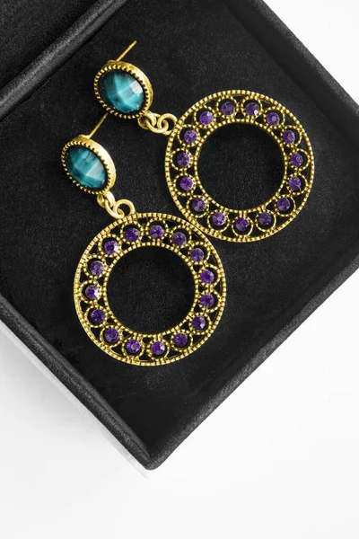 Gouden Oorbellen Met Amethist Kristallen Turquoise Zwarte Juwelendoos — Stockfoto