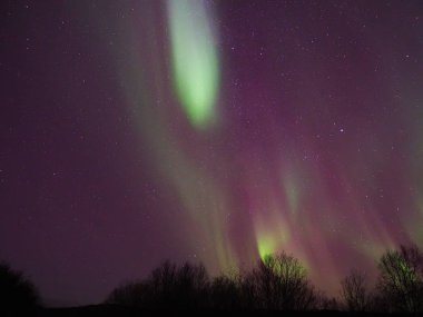Gökyüzünde güzel kuzey ışıkları