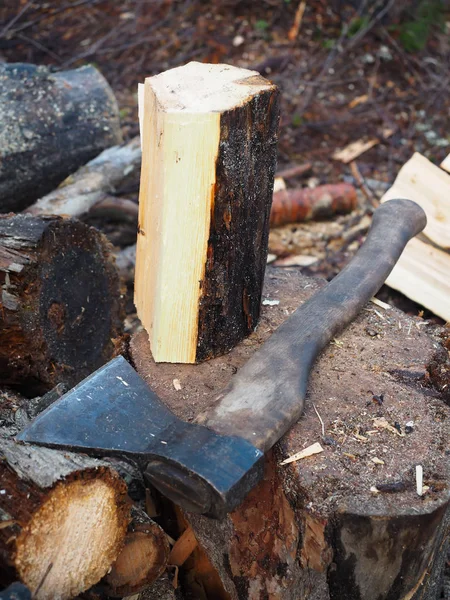 Un'ascia per tagliare legna da ardere, comune nelle città fredde — Foto Stock