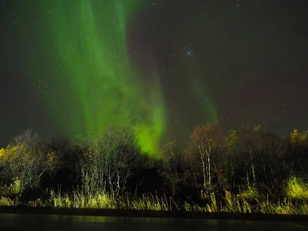 Lindas luzes do norte no céu — Fotografia de Stock