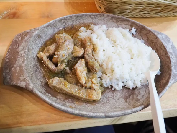 Arroz y chuletas de cerdo. Fácil de hacer pero sabrosa comida . —  Fotos de Stock