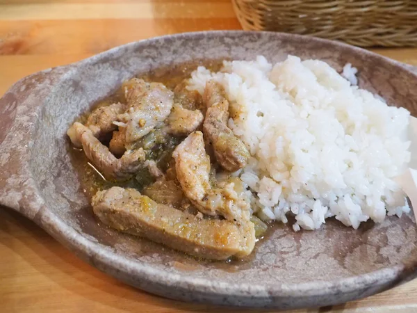 쌀 과 돼지고기 커터. 만들기는 쉽지만 맛있는 음식. — 스톡 사진