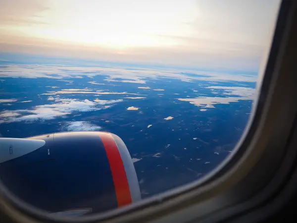 Вид через красивое окно самолета — стоковое фото