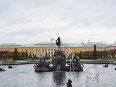 Peterhof, St. Petersburg Rusya 'nın güzel parkı bir publi.