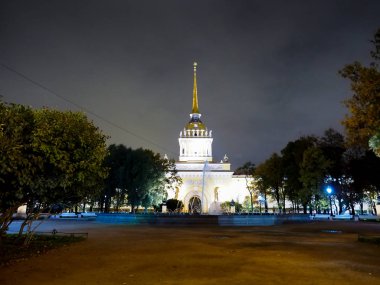 Geceleri St. Petersburg 'da parktaki binalar...