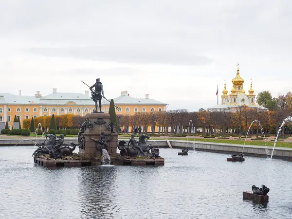 Peterhof, São Petersburgo O belo parque da Rússia é um publi — Fotografia de Stock