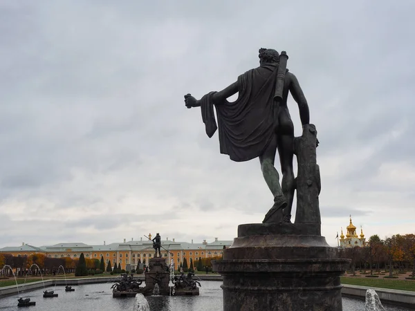 Peterhof, Saint-Pétersbourg Le beau parc de la Russie est un publi — Photo