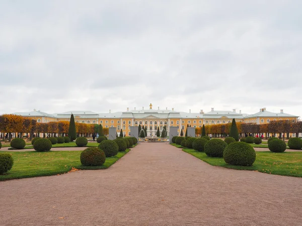 Peterhof, Petrohrad Krásný ruský park je publi — Stock fotografie