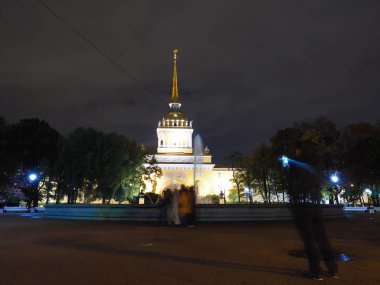 Geceleri Mosco ve parktaki binalar.