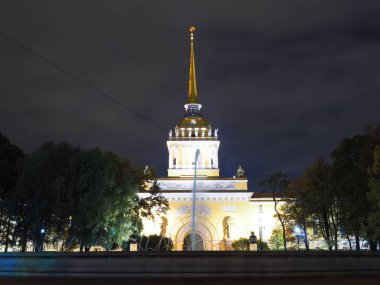 Geceleri Mosco ve parktaki binalar.