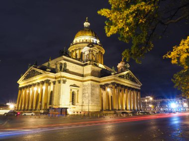 Geceleri Mosco ve parktaki binalar.