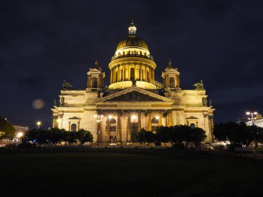 Geceleri Mosco ve parktaki binalar.