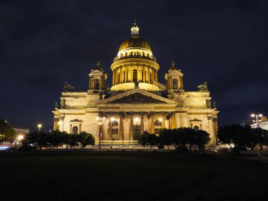 Geceleri Mosco ve parktaki binalar.