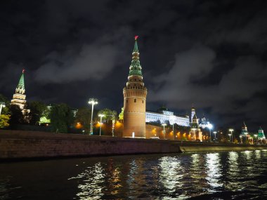 Geceleri Mosco ve parktaki binalar.