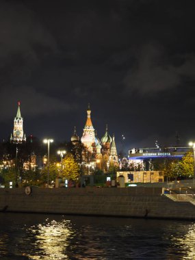 Geceleri Mosco ve parktaki binalar.